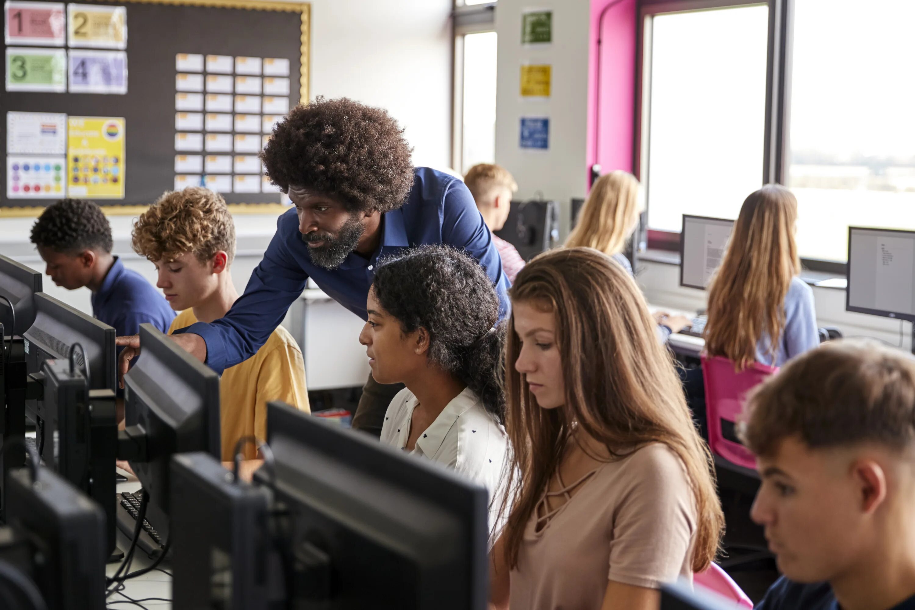 Secondary school pupils. Подростки в школе. Студенты в компьютерном классе. Подростки работают. Люди работающие в школе.