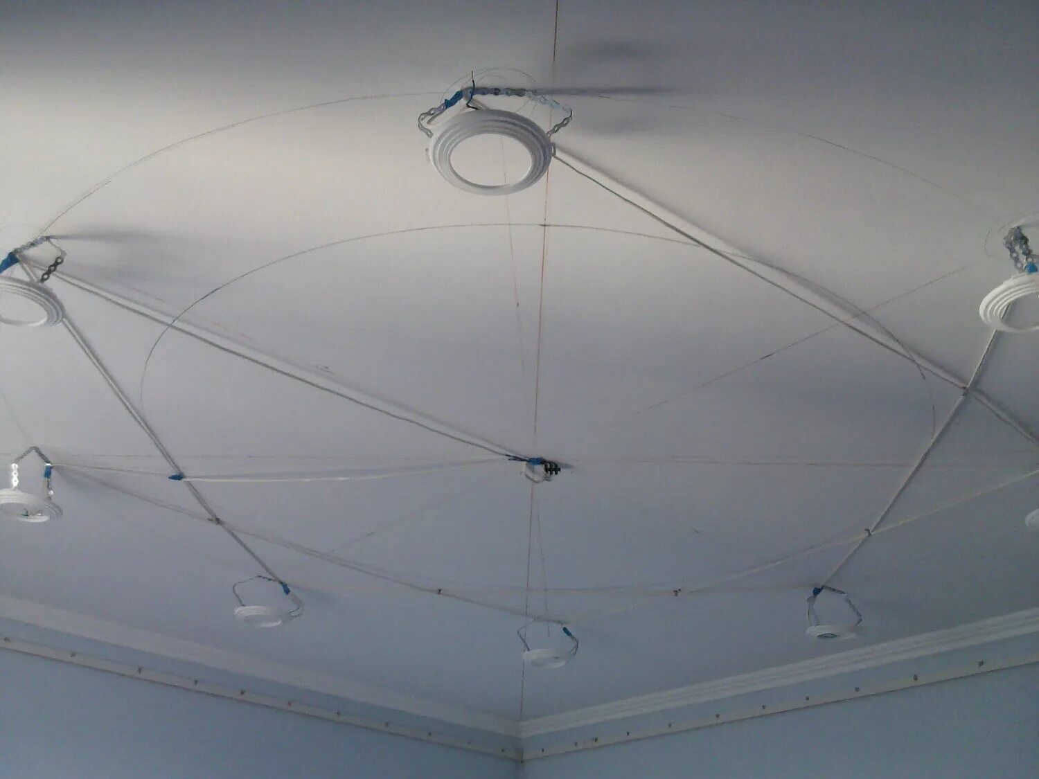 потолочные светильники проводка. монтаж светильников. провода под натяжным потолком. прокладка проводки под точечные светильники. монтаж подвесных светильников.