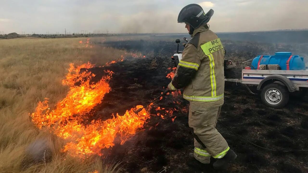 Высота сгорела. Пожар в степи. Поле пожар Волгоградской области. Степной пожар весной. Село верблюжье Омская область Саргатский район пожар.