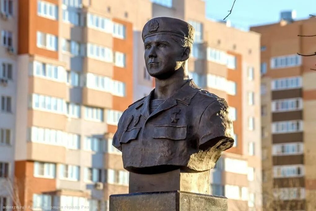 Установлен бюст. Памятник соколову рязань. бюст героя соколова рязань. бюст в.в. аксёнова, рязань. бюст героя россии.