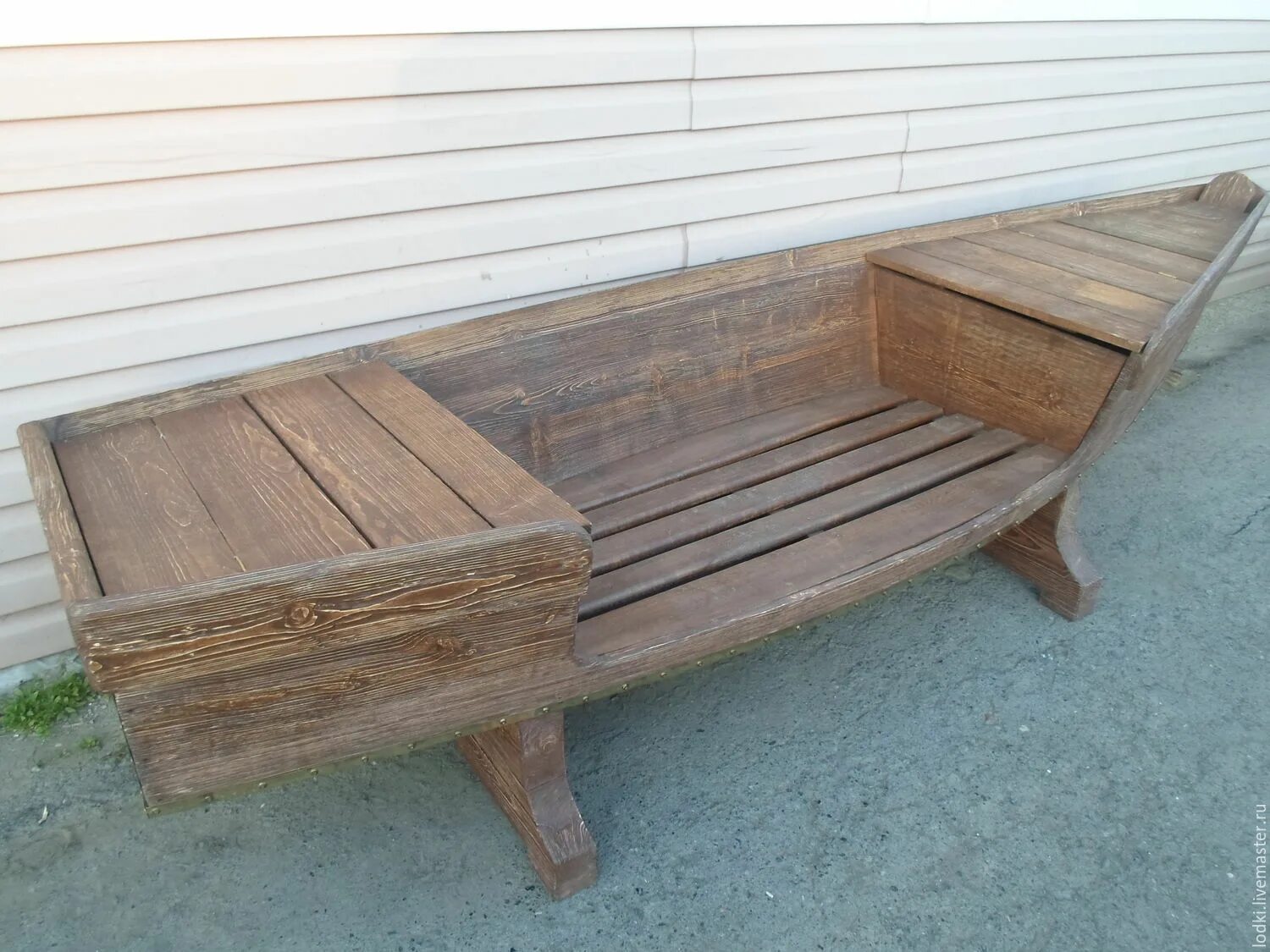 Набережная кача красноярск лодки. Лавочка в виде лодки. Диван из лодки деревянной. Лодка для декора. Скамья лодка.