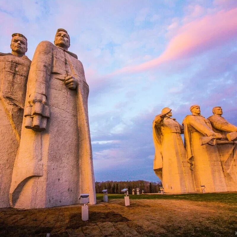 В каком городе стоит памятник героям. 28 панфиловцев памятник в дубосеково. мемориал «героям-панфиловцам» в дубосеково. монумент 28 панфиловцев волоколамск. мемориальный комплекс в дубосеково.