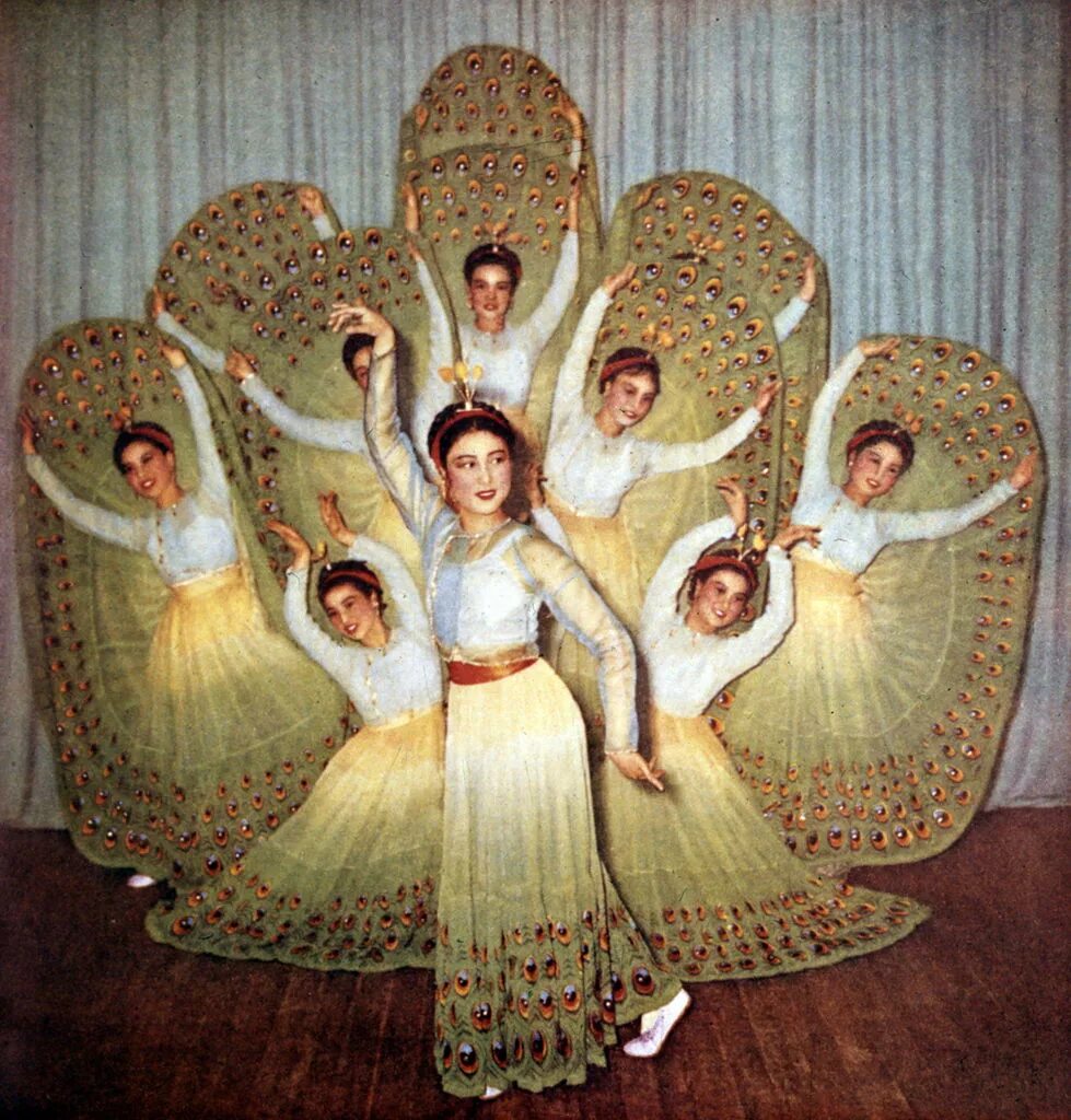 Танец пав. Танец пав. Танцевальная студия радость. Павильон армиды балет вариация. Формула радости ансамбль.