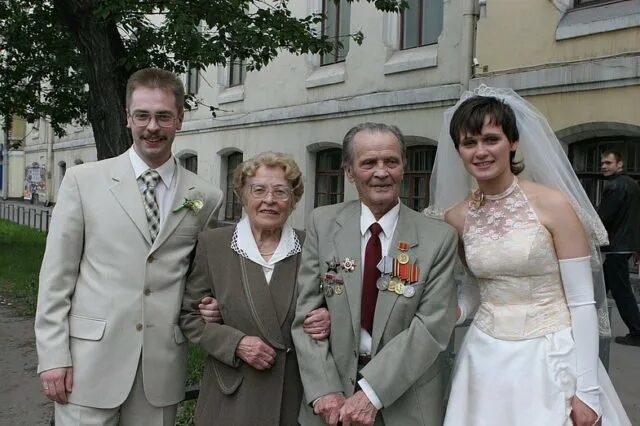 Бабушка на свадьбе внука. Дедушка на свадьбе. Дед и внук на свадьбе.