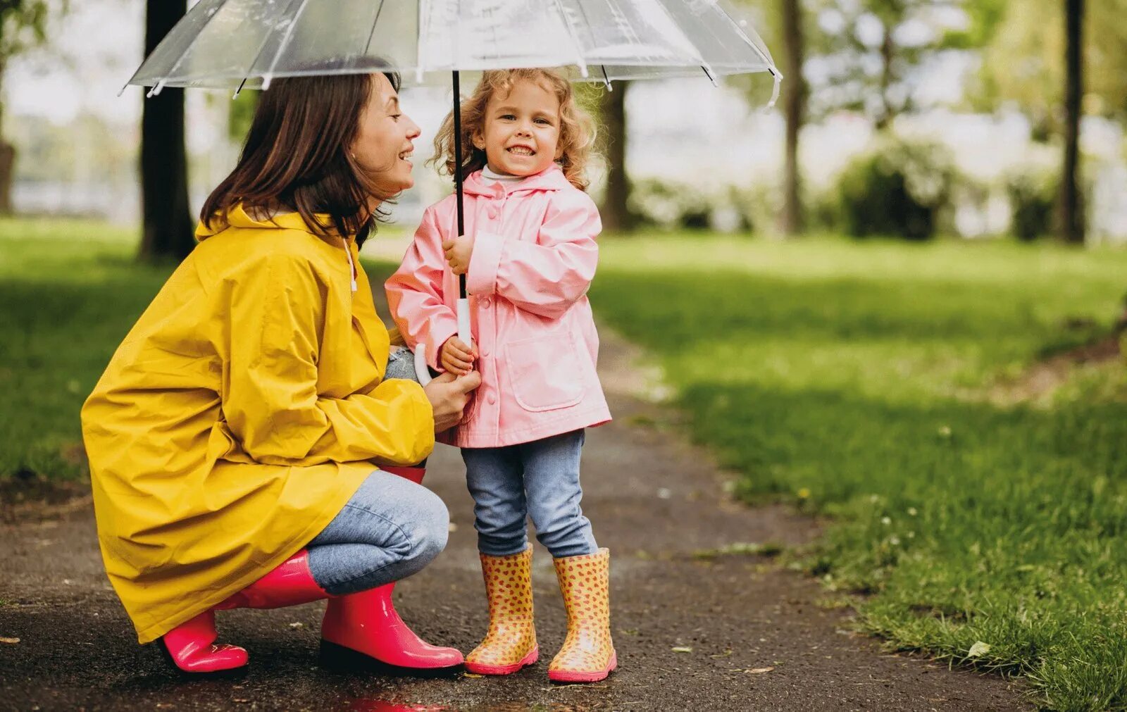 Мама с дочкой прогулка в осеннем парке. Семья гуляет в парке. Мамочки с детьми на прогулке. Гулять с дочерью. Осенняя фотосессия с дочкой в парке.