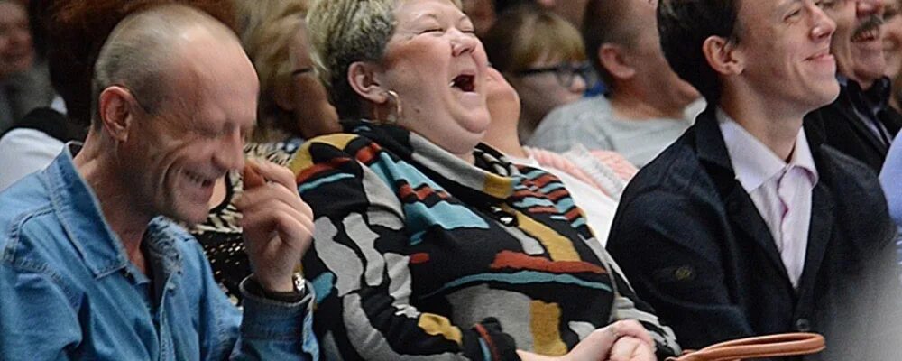 Зрители в зале смеются. Публика в зале. Зрители в зале смеются. Зал смеется. Публика смеется.