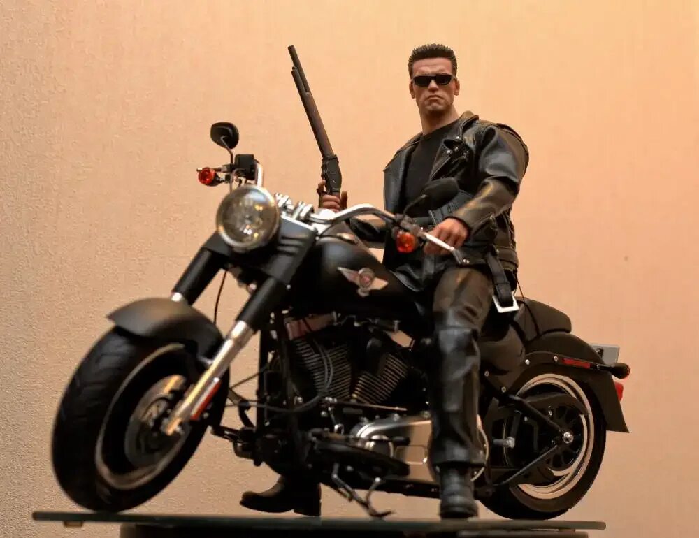 Арнольд шварценеггер терминатор. На каком мотоцикле ездил терминатор. Харлей дэвидсон шварценеггера. Мотоцикл fat boy harley davidson terminator. Мотоцикл харлей дэвидсон терминатор 2.