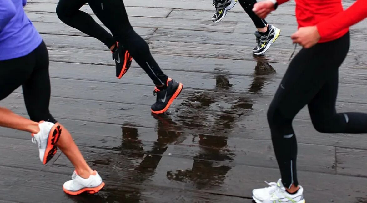Найк бег. Девушка в беговых кроссовках. Ноги в кроссовках бег. Nike бегун.
