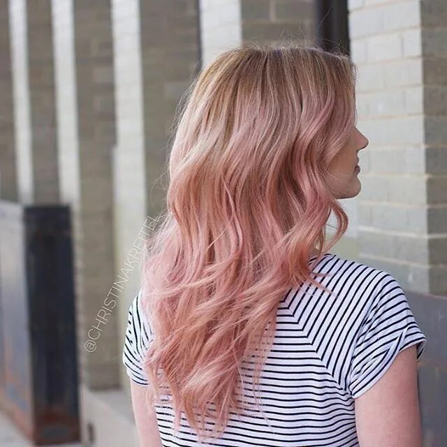 Rose blonde. Боб 2023 клубничный блонд. Блонд с розовым оттенком. Блонд с розовым подтоном. Клубничный блонд цвет волос.