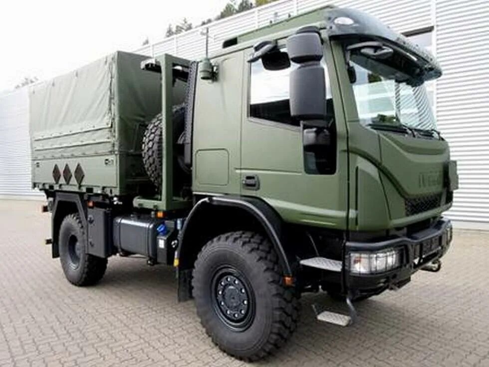 Специальные грузовые автомобили. Iveco EUROCARGO 4x4. Ивеко 4х4 военный грузовик. Ивеко EUROCARGO 4х4. Ивеко армейский 4х4.