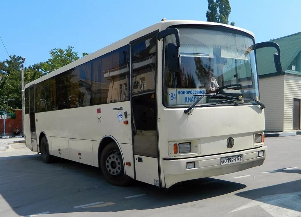 Минеральные воды новороссийск автобус. ЛАЗ 4207. ЛАЗ лайнер 10. ЛАЗ 4207 салон. ЛАЗ-4207 автобус.