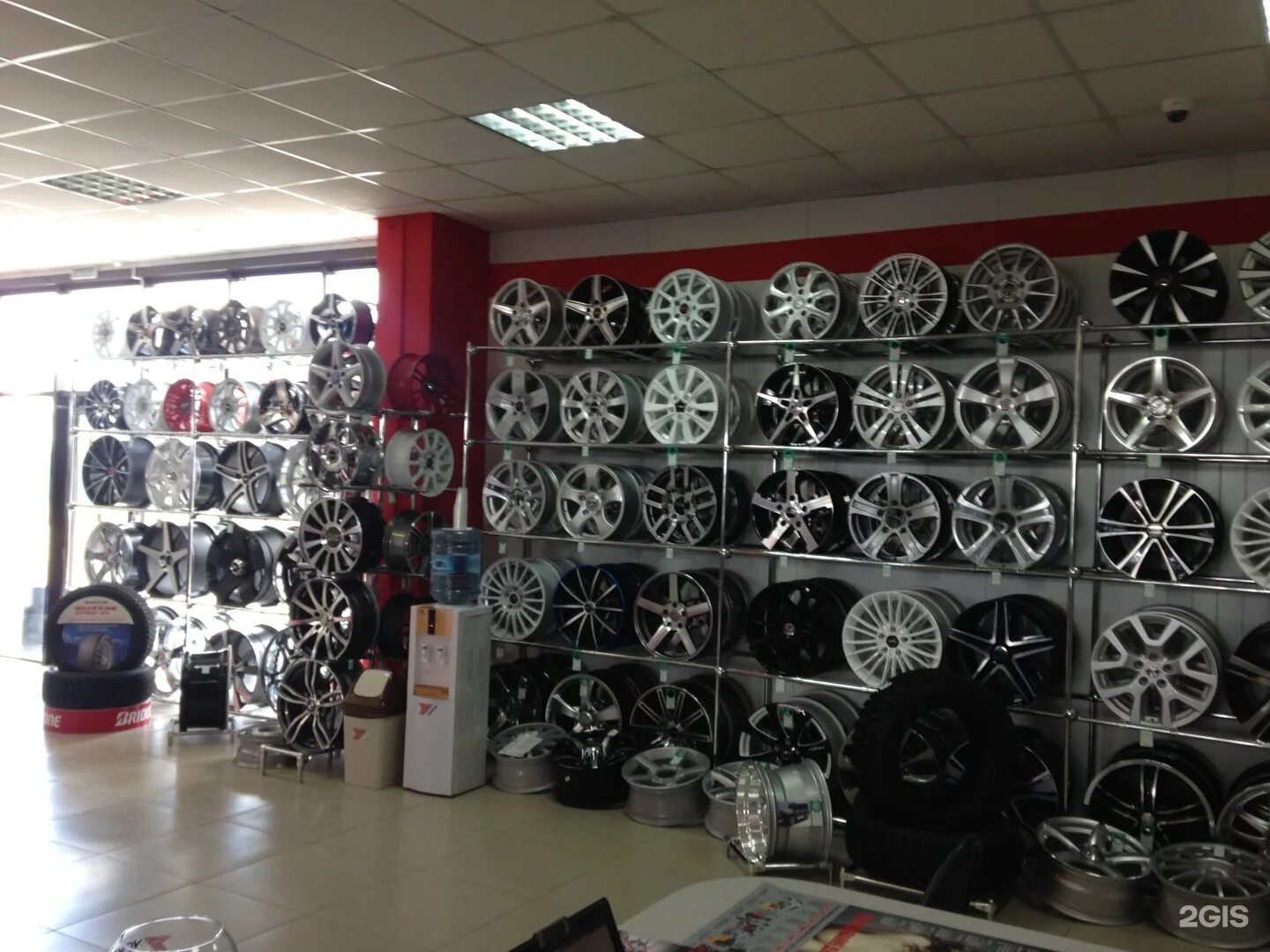 Tyreplus ул. Шинный центр краснодар красных партизан. Магазин автомобильных дисков. Кик шины и диски краснодар. Авиационная 34.