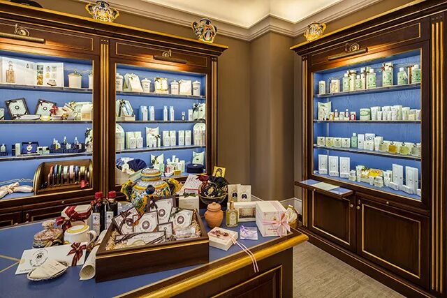 Новелла магазин. Новелла магазин. Флорентийская аптека santa maria novella в москве. Аптека farmaceutica di santa maria novella флоренция. Продукция santa maria novella.