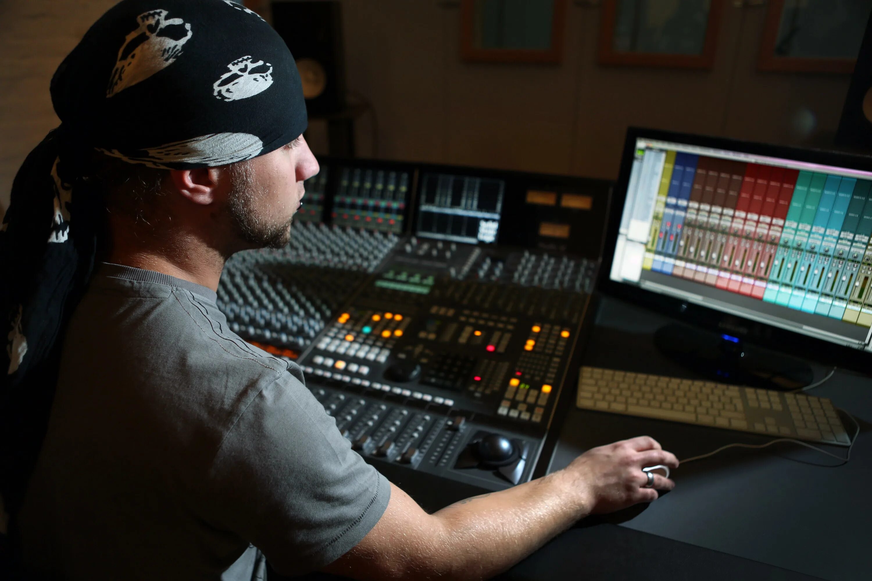 Audio engineering 1962. Павел воротников звукорежиссер. Концертный звукорежиссер. Звукорежиссер в студии звукозаписи. Sound engineering.