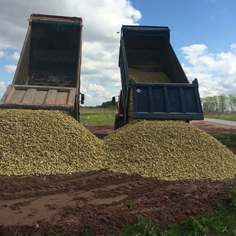 Доставка щебня воронеж цена. Щебень самосвал. КАМАЗ С щебнем. Разгрузка гравия. Песок и гравий.