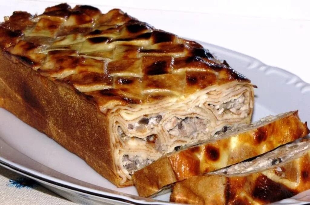 Блинчатый пирог. Блинчатый пирог с мясом. Блинный торт с мясом и грибами. Блинный торт с мясом и сыром.