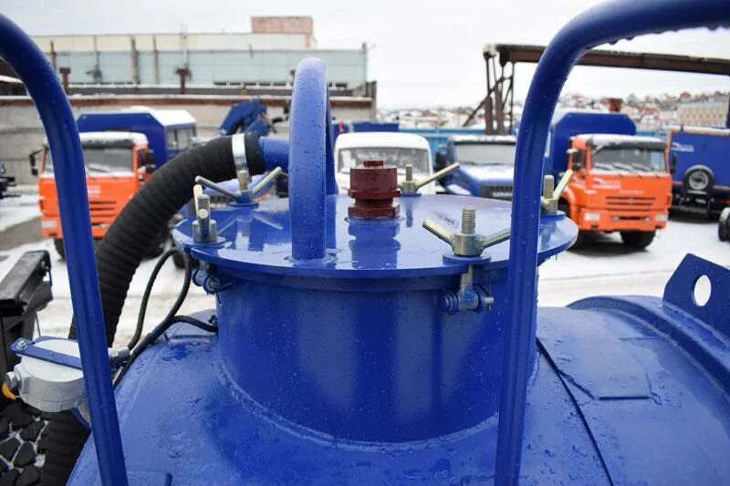 Горловина бензовоза. Горловина топливозаправщика. Горловины автомобильных цистерн. Горловины цистерн. Герметизатор горловин автоцистерн.