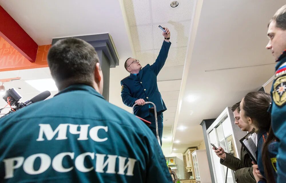 Предприниматель картинки. Проверки бизнеса надзорными органами. Мигранты в банке. Проверка партнера по бизнесу. Предпринимательство.