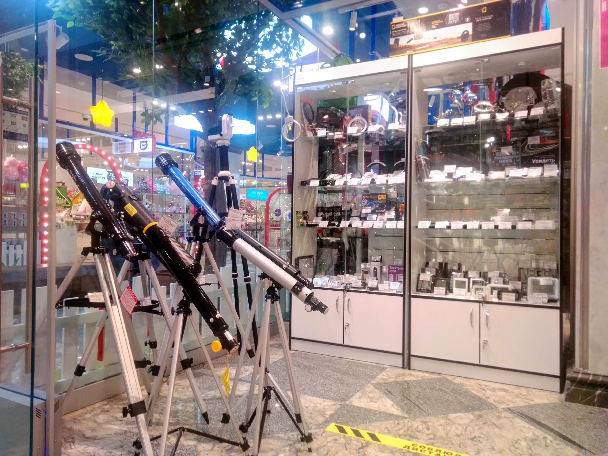 Четыре глаза магазин оптических приборов. Магазин четыре глаза телескопы. Карла маркса 2 новосибирск тц фантазия. Четыре глаза белинского екатеринбург. Оптическая техника четыре глаза.