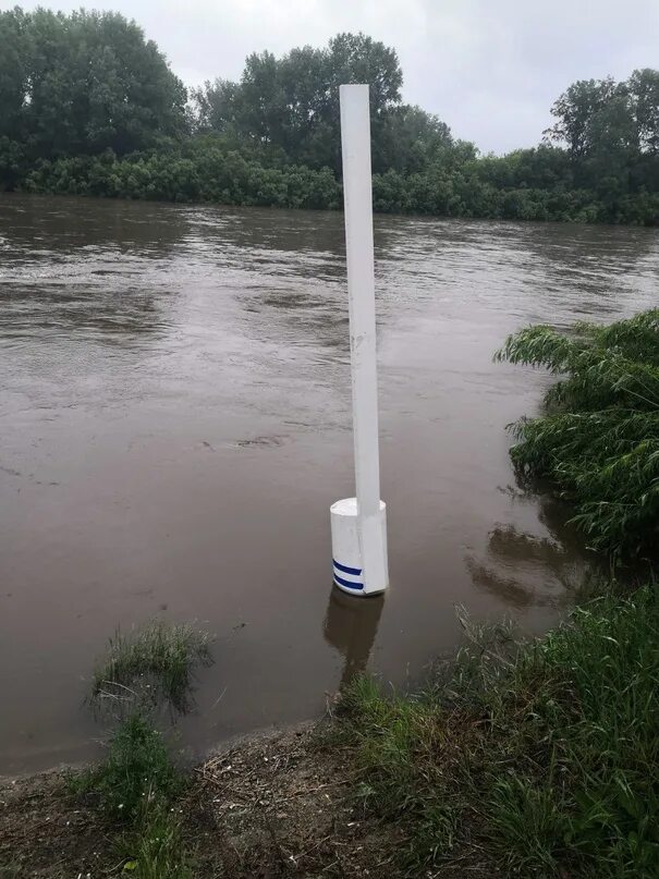 Уровень воды в реке кубань в краснодаре. Уровень воды в реке Кан в Канске. Уровень воды в реке. Датчики уровня воды в реке. Река Кан в Канске.