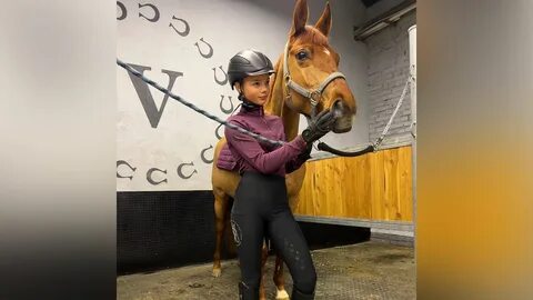 Увлекается конным спортом