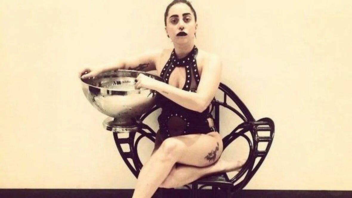 Леди айс. Леди Гага в ванной. Леди Гага в ванне. Леди Гага в ванне со льдом. Ice Bucket Challenge Lady Gaga.