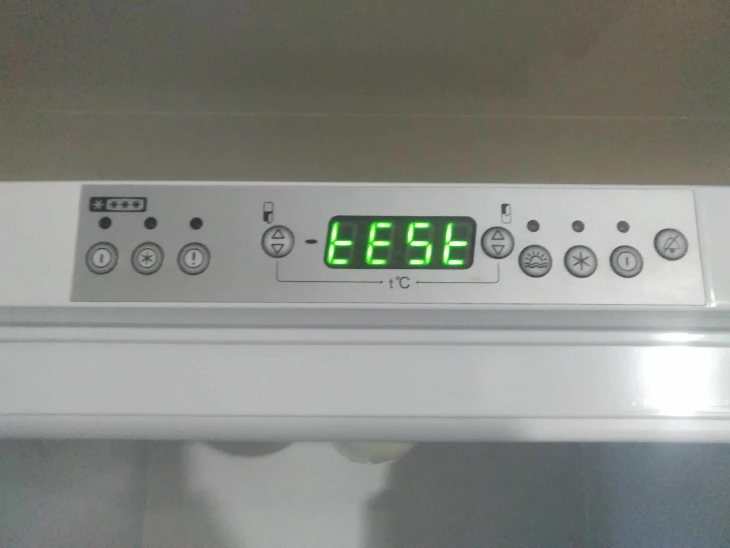 Холодильник атлант двухкамерный горит внимание. Холодильник Атлант с дисплеем е2. Панель управления холодильника Атлант двухкамерный. Индикаторы управления холодильника Атлант. Панель управления Атлант двухкамерный.