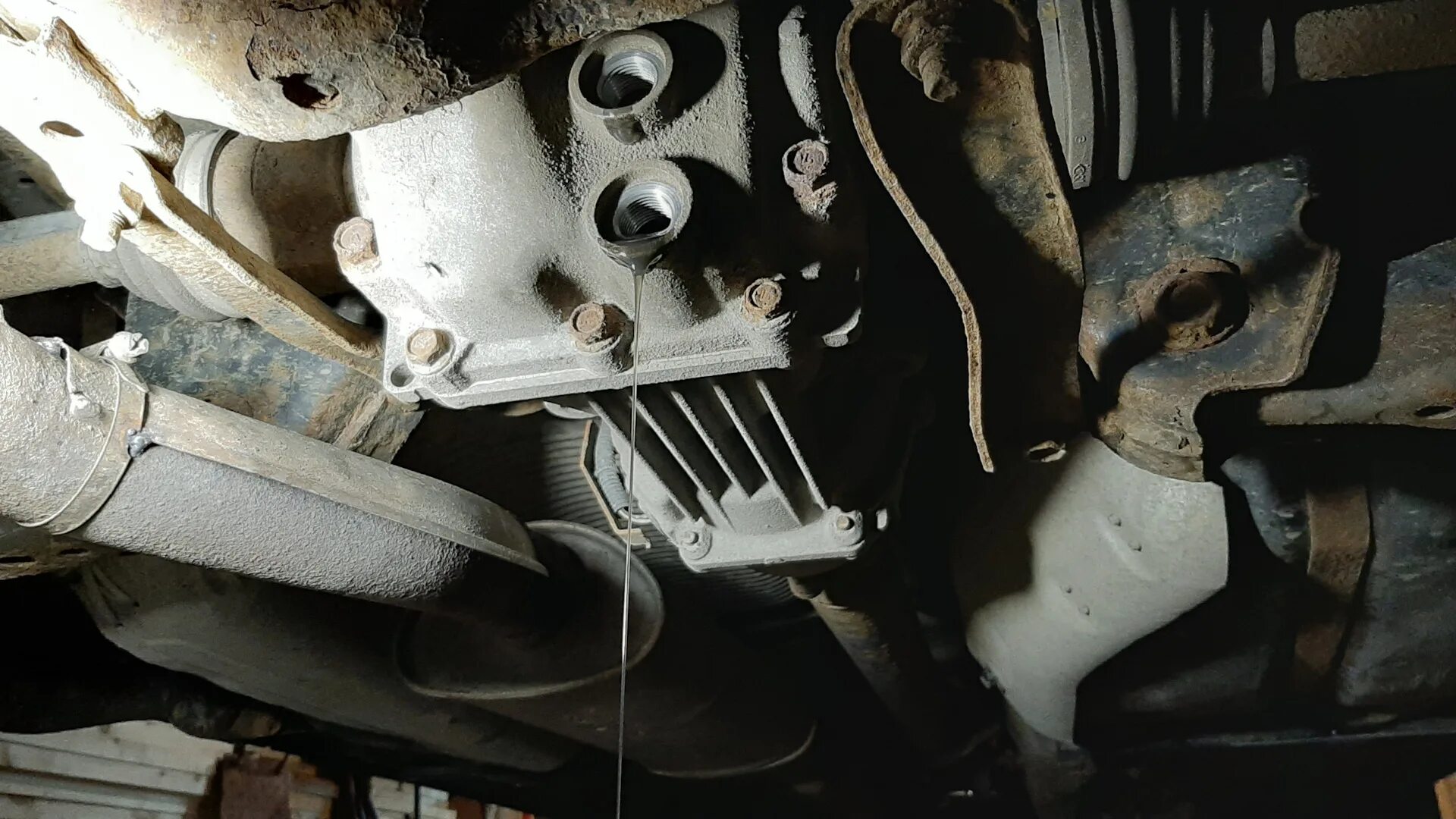 Масло в мост и угловой редуктор хендай крета. Редуктор на дастер 2. Масло для редуктора рено дастер 2. Замена масла в угловом редукторе. Угловой редуктор т31.