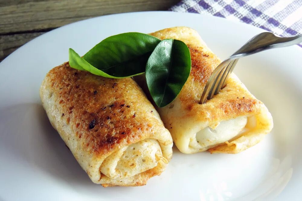 Блинчики с сырной начинкой. Блинчики с сырной начинкой. Блинчики с начинкой. Блины с тертым сыром. Сырные блинчики с зеленью.