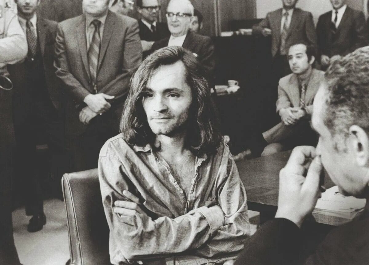 Владимир ведавит. Чарли мэнсон интервью. Семья банда чарльза мэнсона. Чарльз миллер мэнсон. Чарли мэнсон в молодости.