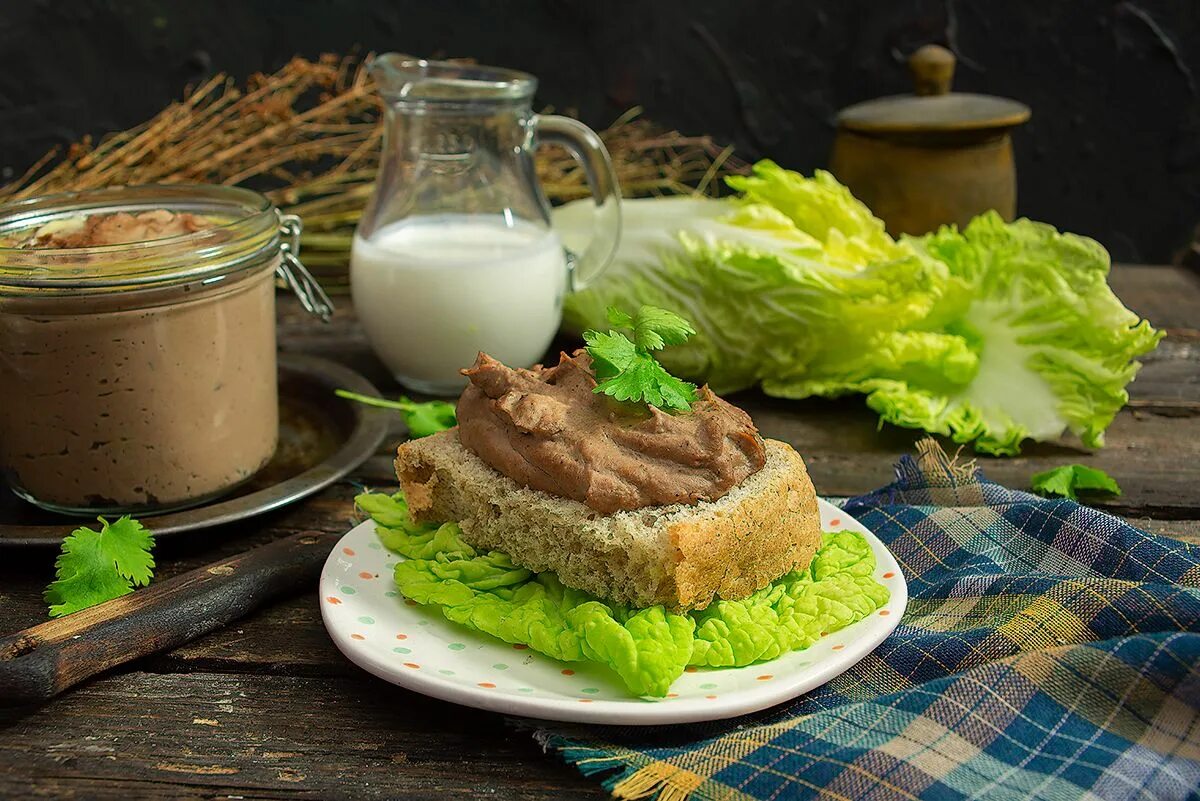 Паштет из куриной печени. Тосты с паштетом из куриной печени. Печёночный паштет из куриной печени. Паштет на завтрак.