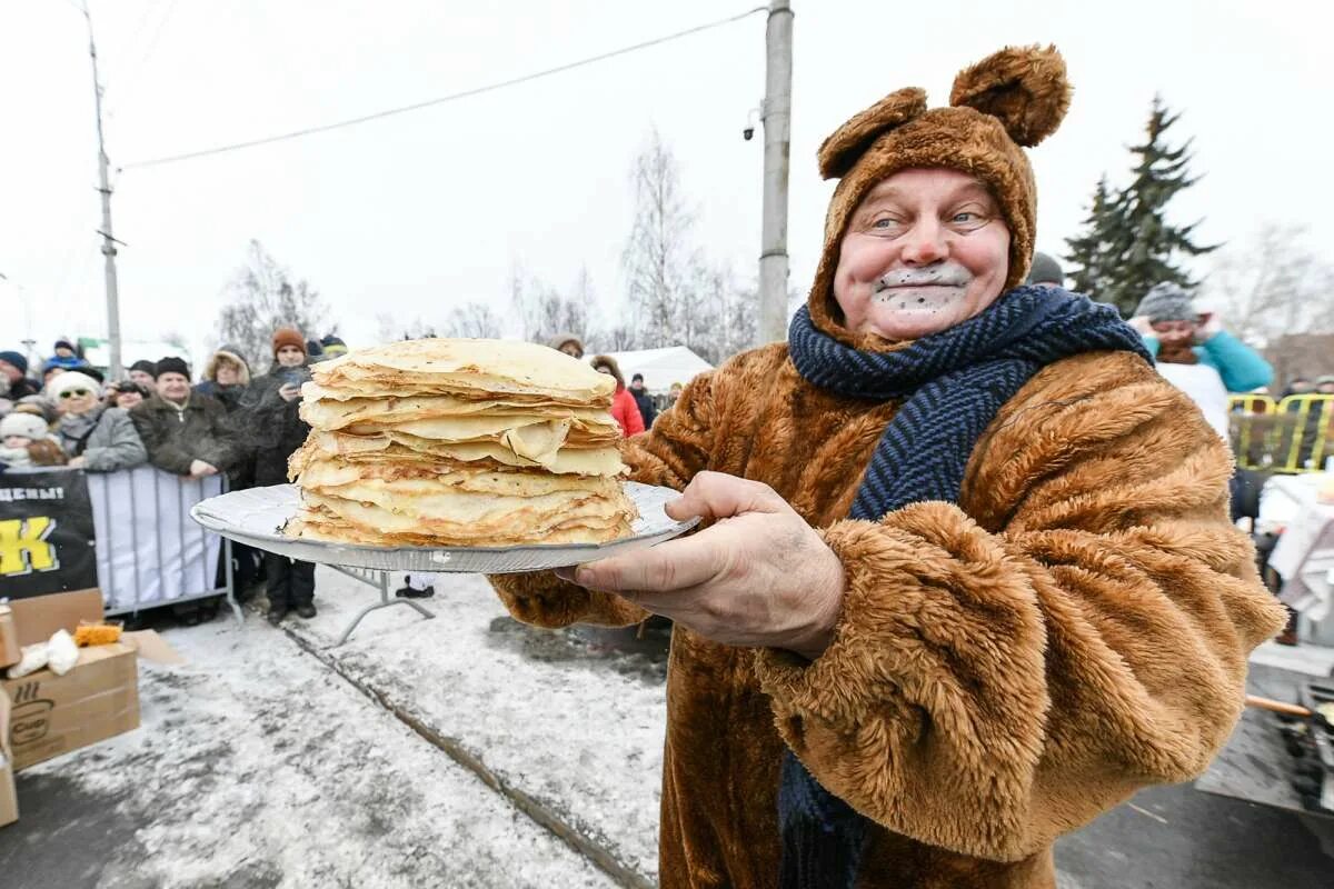 Где самая большая масленица. Гигантский блин. Большие блины. Большой блин на Масленицу. Самый огромный блин.