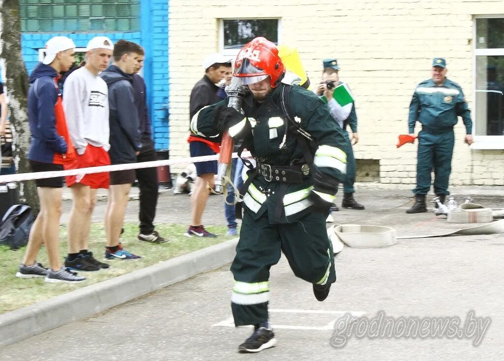 Парень застрял в трубе. Поисково-спасательная служба. Тренажеры ахов. Спасатели труб. Спасатели труб.