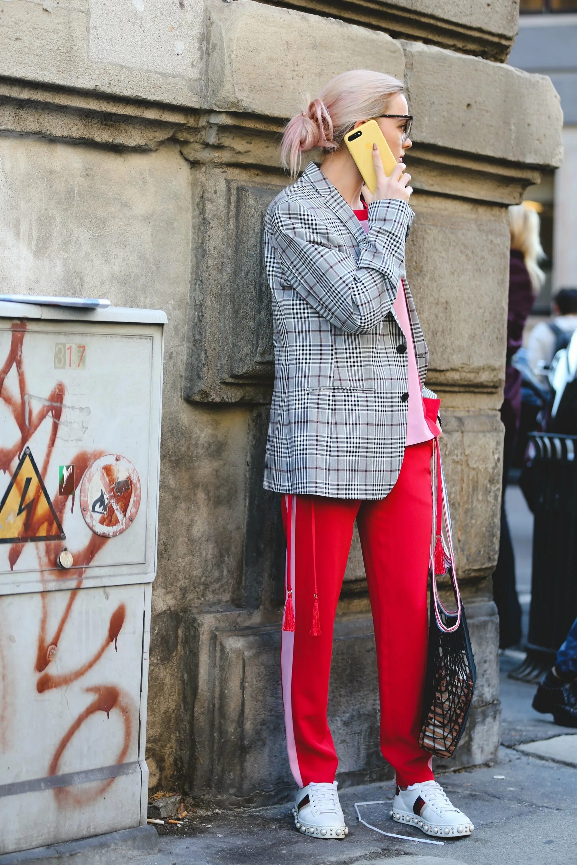 Стиль оригинальность. Штаны Gucci streetstyle. Эклектический стиль в одежде. Эклектика в одежде. Творческий стиль в одежде.