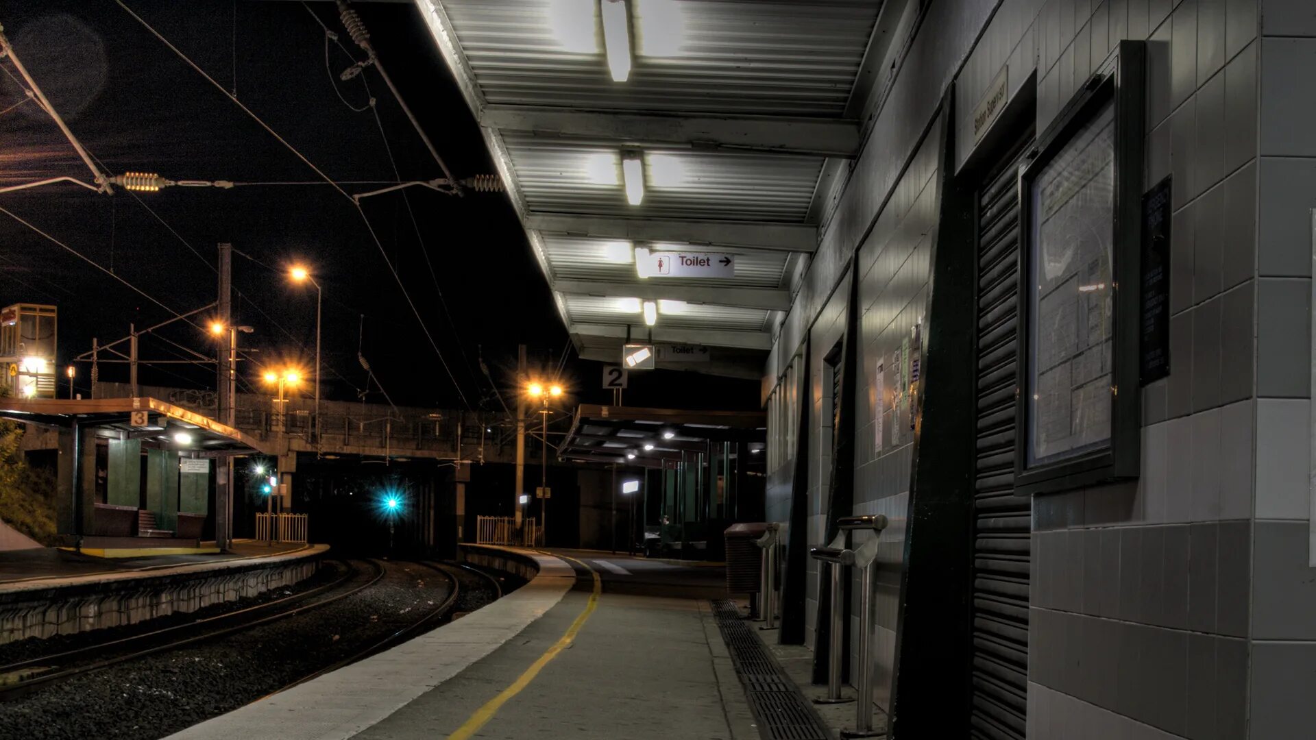 Длинный перрон. Станция метро перрон. Ночной вокзал. Ночной поезд. Ночной перрон вокзала.