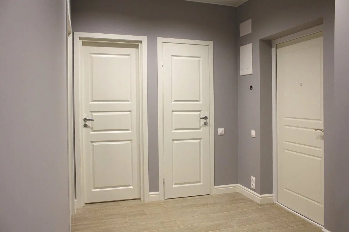 Двери в интерьере. Межкомнатные двери в интерьере. Светлые двери в интерьере квартиры. Белые двери в интерьере.