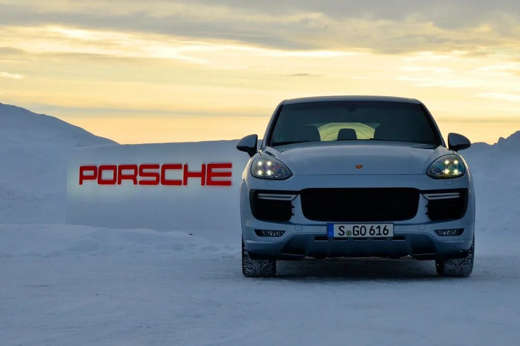 Тест драйв порше. Тест драйв Порше Кайен. Тестдрайв порш Каен. Porsche Cayenne Turbo s 2022 Snow.