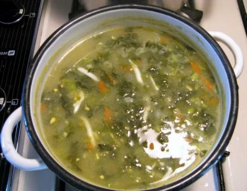 Щавелевый суп с яйцом и томатной пастой. Суп из щавеля в кастрюле. Как варить щавельный. Щи из зелени. Зелёный суп с щавелем.