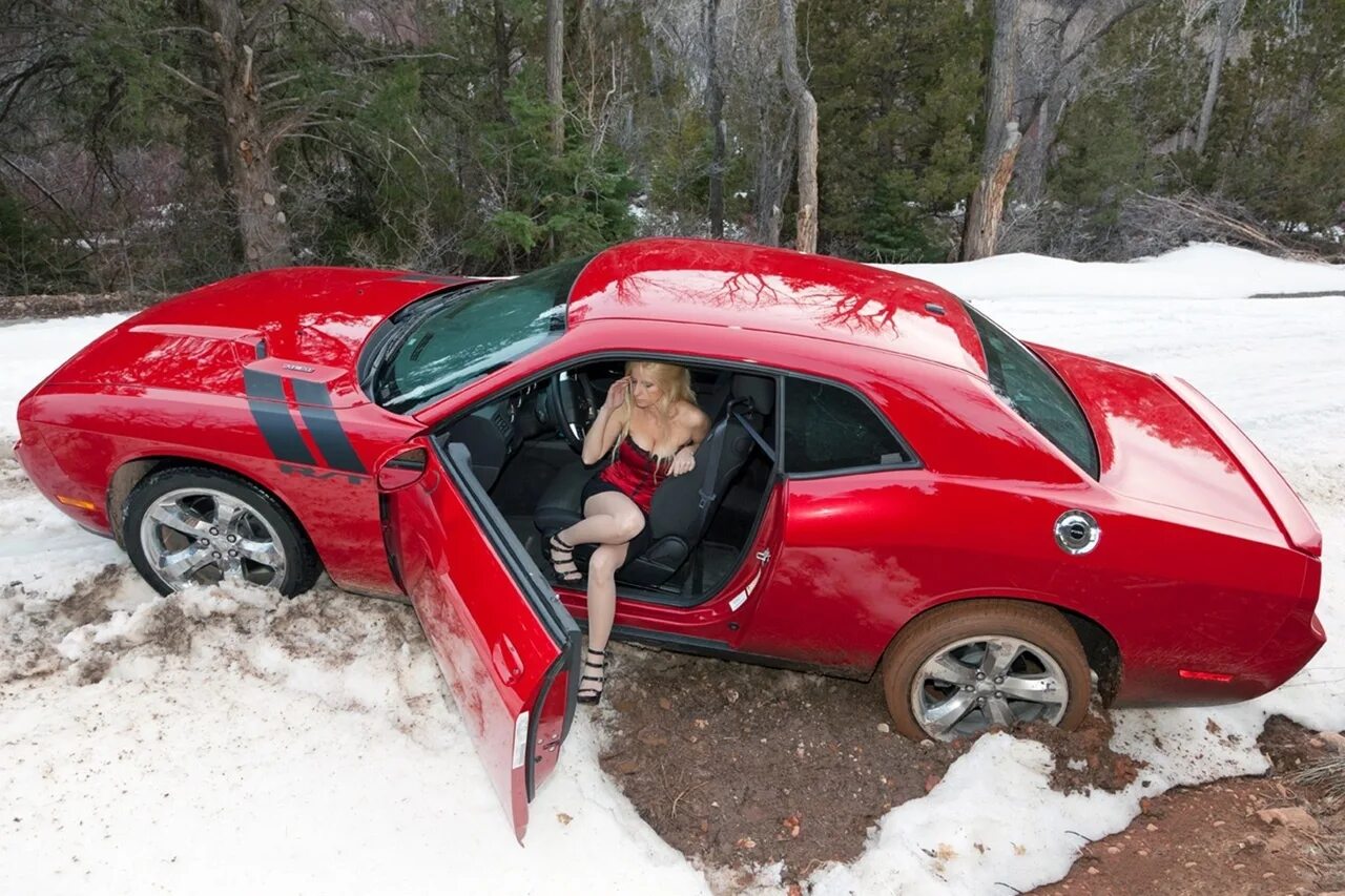 Car fails. Машина застряла. Машина застряла в снегу. Авто девушка застряла в снегу. Девушка застряла на машине.