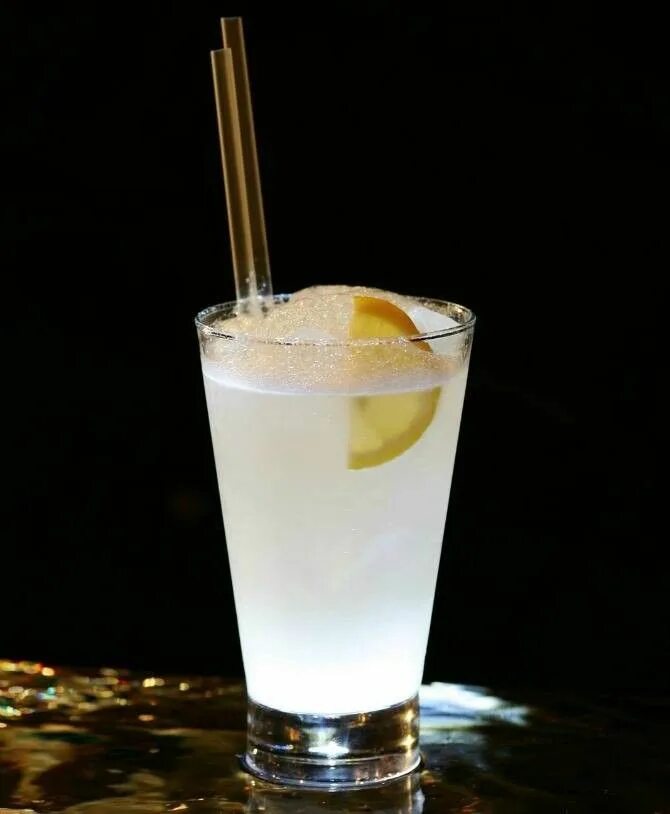 Джин - тоник. Джин глетчер коктейли. Коктейль с джином и вермутом. Gin tonic коктейль. Джин физ коктейль.