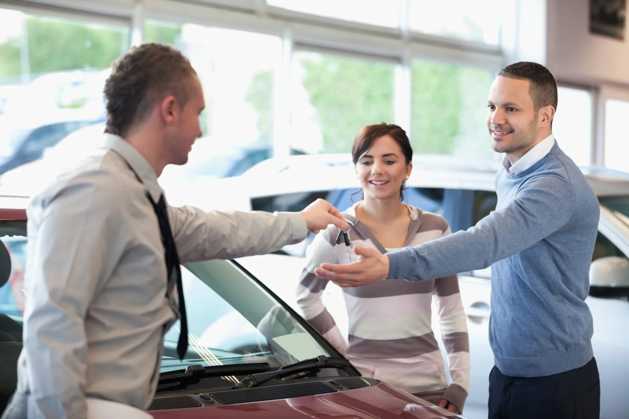 He wants a car. Покупатель в автосалоне. Менеджер автосалона. Клиенты в автосалоне. Автокредит.