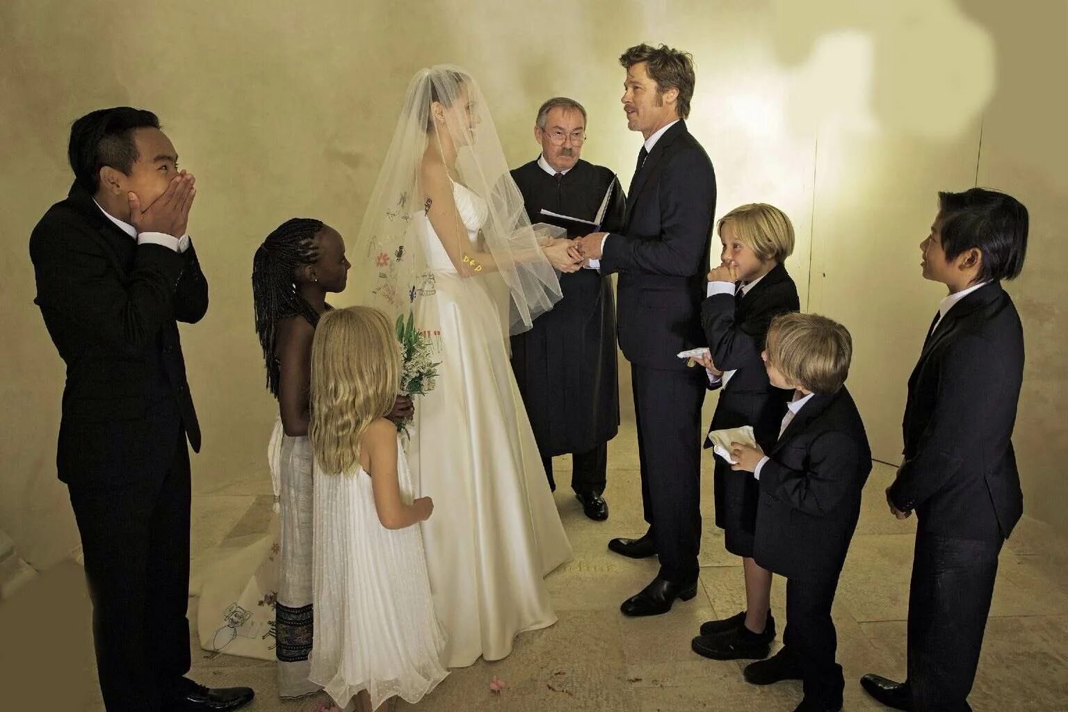 Анджелина Джоли и бред Питт свадьба. Свадьба Анджелины Джоли и бреда Питта. Бред Питт и Анжелина Джоли свадьба. Джоли и Питт свадьба.