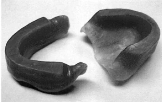 восковые базисы с прикусными валиками. базис с окклюзионными валиками на беззубую челюсть. базис с окклюзионными валиками на нижнюю челюсть. валик на верхнюю челюсть. базис с окклюзионными валиками.