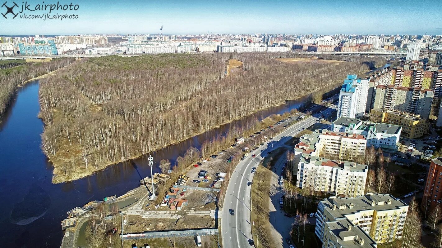 Вид на Школьную, Мебельную улицы и Приморское шоссе с 72 этажа строящегося небос