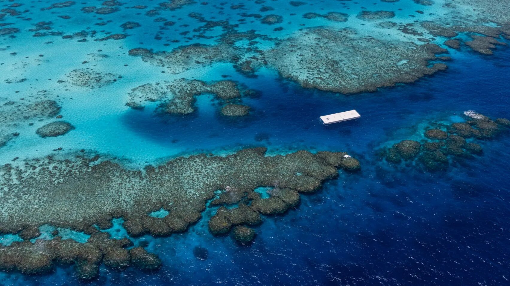 Какие острова у берегов австралии. Большой Барьерный риф Австралия. Большой риф расположенный у берегов Австралии. Большой Барьерный риф с высоты. Крабовый риф в Австралии.
