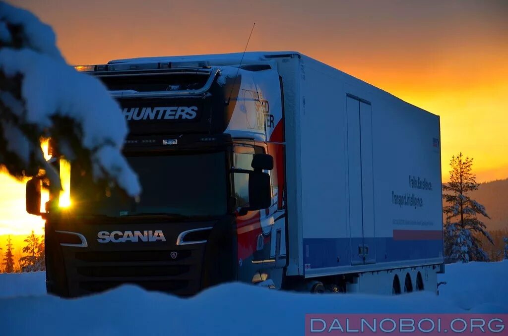 Дальнобой зима. Зимний дальнобой. Грузовик трасса зима. Тягач мерседес актрос зимой. Скания зима 116.