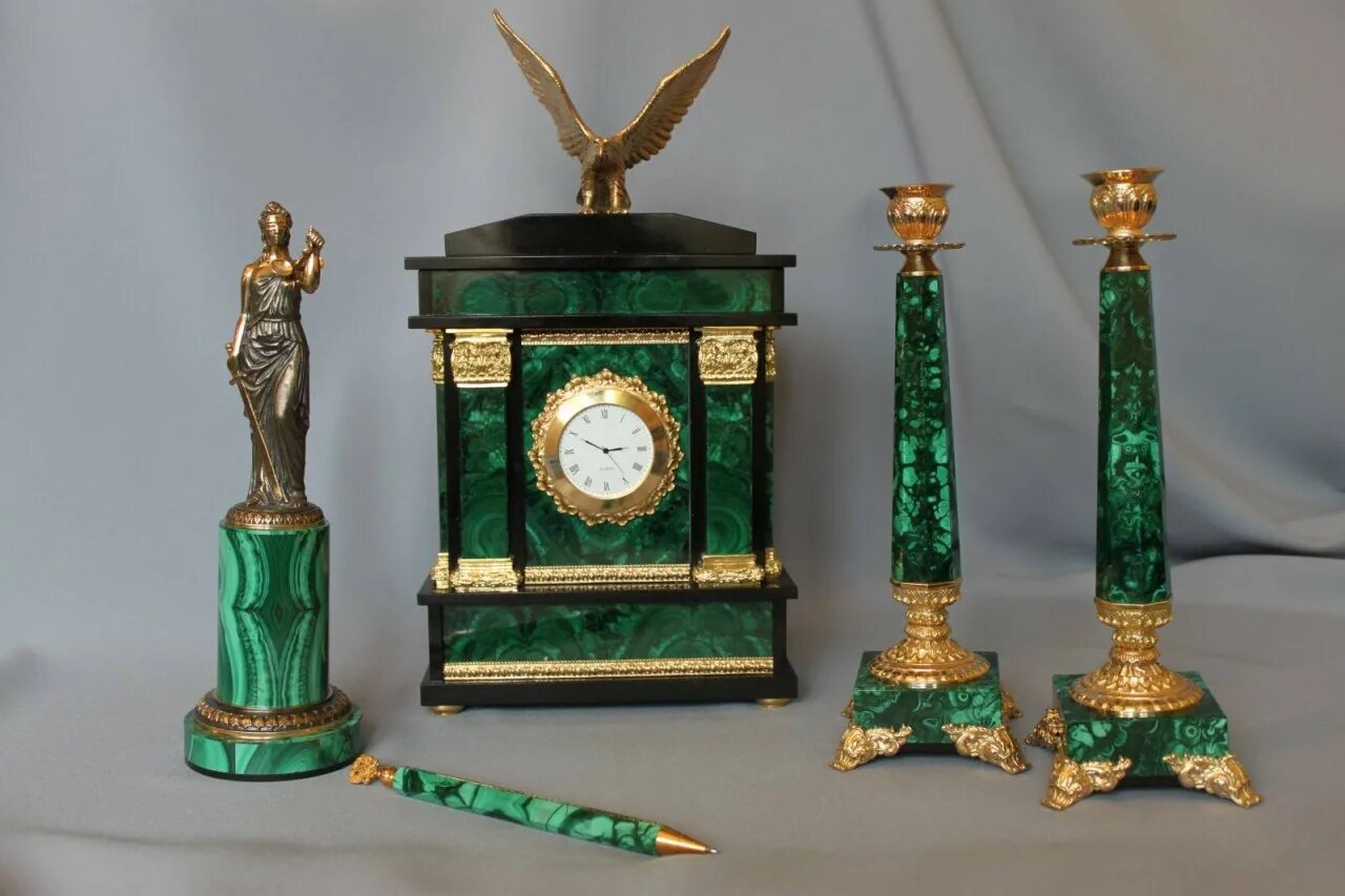 малахит изделия. малахитовая шкатулка сокровищница урала. малахитовая шкатулка урал. малахитовая чаша каменный цветок. малахитовые поделки.