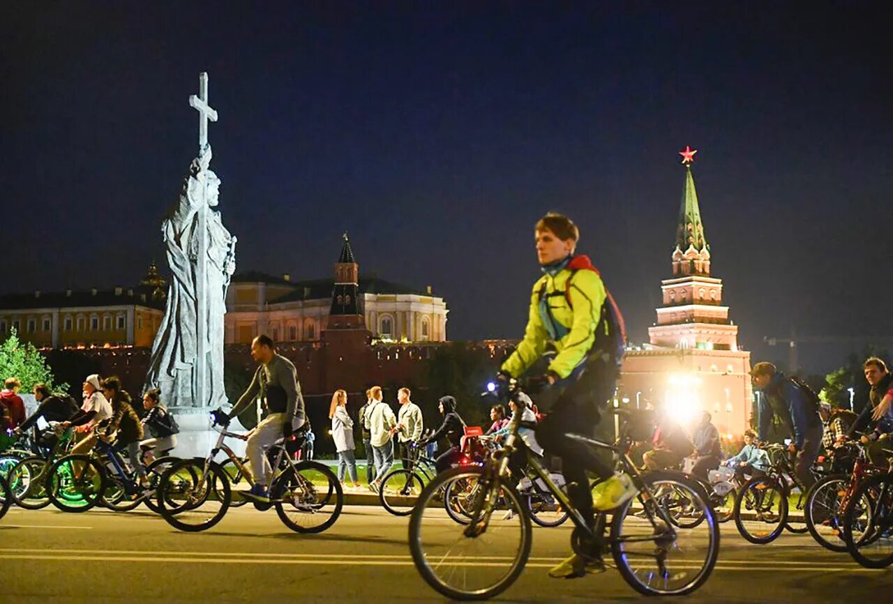 9 мая москва 2019. Ночной велозабег москва 2022. Велогонка садовое кольцо 2023 фото. Ночной велофестиваль москва. 9 июля в москве.