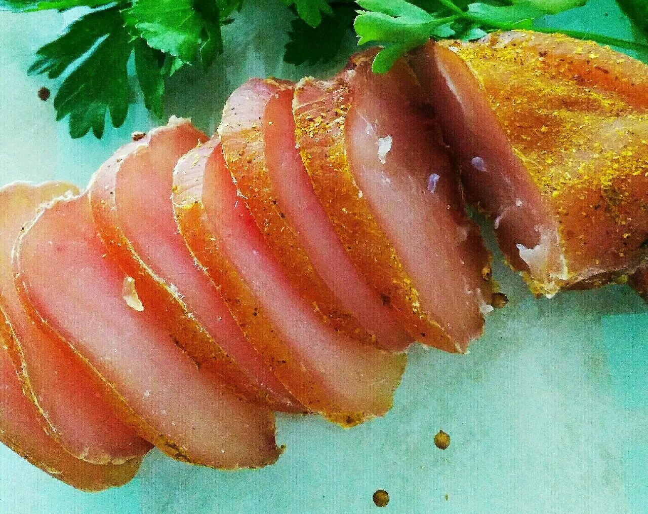 Из куриного филе пасторма. Пастрома и бастурма. бастурма с куриной грудки. пастрома из куриного филе. пастрома из куриной грудки.