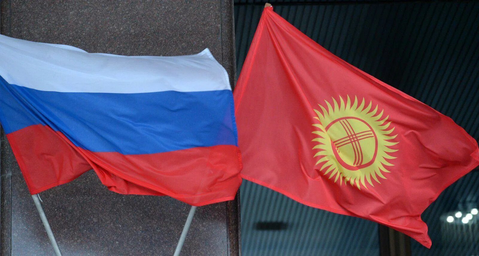 Российский кр. Российский и киргизский флаг. Российский кр. Российский кр. Шос 2022 флаги.